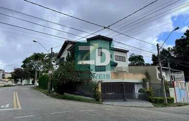 Imagem: A casa possui 3 Dormitórios, 2 Banheiros, 4 Vagas na garagem