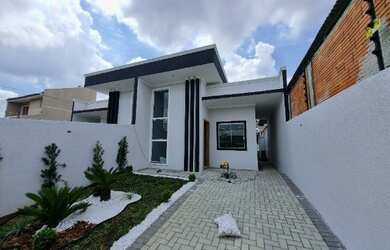 Imagem: A casa possui 3 Dormitórios, 2 Banheiros, 2 Vagas na garagem