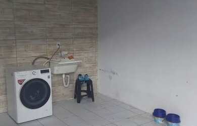 Imagem: A casa possui 2 Dormitórios, 2 Banheiros, 2 Vagas na garagem