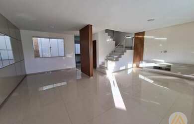 Imagem: A casa possui 3 Dormitórios, 3 Banheiros, 2 Vagas na garagem