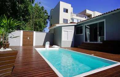 Imagem: A casa possui 4 Dormitórios, 3 Banheiros, 2 Vagas na garagem