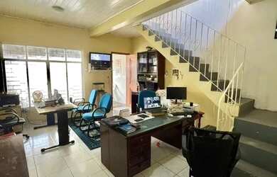 Imagem: A casa possui 5 Dormitórios, 4 Banheiros, 300m² de Área e