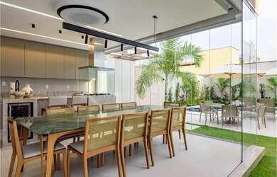 Imagem: A casa possui 4 Dormitórios, 4 Banheiros, 4 Vagas na garagem