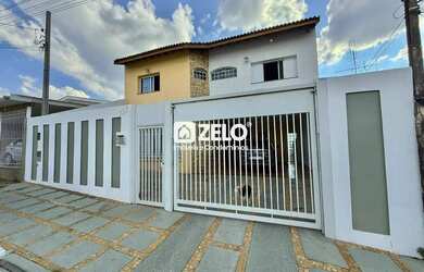 Imagem: A casa possui 4 Dormitórios, 3 Banheiros, 3 Vagas na garagem