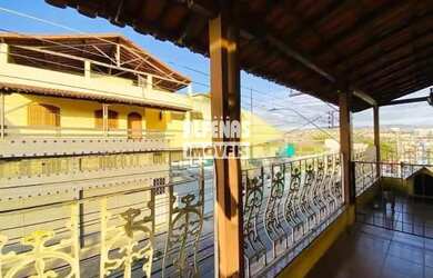 Imagem: A casa possui 3 Dormitórios, 1 Banheiro, 2 Vagas na garagem