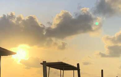 Imagem: A casa possui 2 Dormitórios, Acomodam 8 pessoas, 4 Vagas na