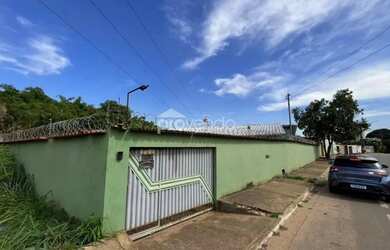 Imagem: A casa possui 4 Dormitórios, 3 Banheiros, 4 Vagas na garagem