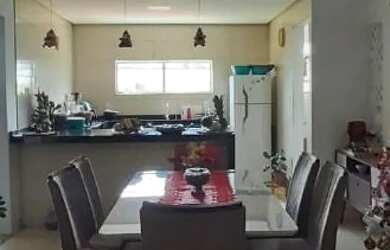 Imagem: A casa possui 5 Dormitórios, 4 Banheiros, 2 Vagas na garagem