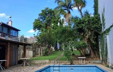 Imagem: A casa possui 4 Dormitórios, 3 Banheiros, 2 Vagas na garagem