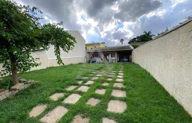 Imagem: A casa possui 1 Dormitório, 1 Banheiro, 5 Vagas na garagem