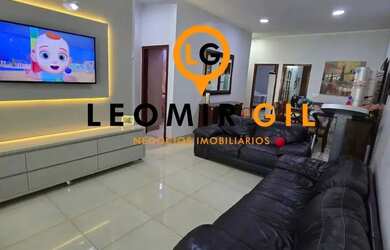 Imagem: A casa possui 3 Dormitórios, 2 Banheiros, 3 Vagas na garagem