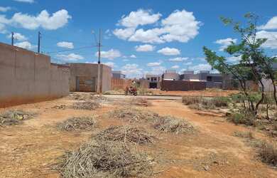 Imagem: O terreno possui 200m² de Área e está localizado em Guarujá