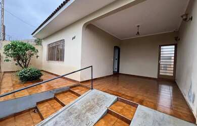 Imagem: A casa possui 3 Dormitórios, 2 Banheiros, 2 Vagas na garagem