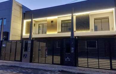 Imagem: A casa possui 3 Dormitórios, 3 Banheiros, 2 Vagas na garagem