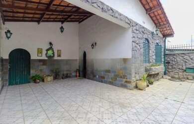 Imagem: A casa possui 3 Dormitórios, 2 Banheiros, 2 Vagas na garagem