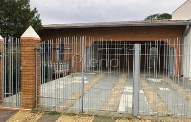 Imagem: A casa possui 3 Dormitórios, 2 Banheiros, 4 Vagas na garagem