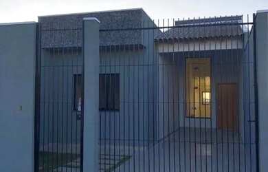 Imagem: A casa possui 3 Dormitórios, 1 Banheiro, 2 Vagas na garagem