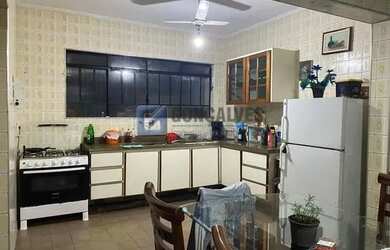 Imagem: A casa possui 3 Dormitórios, 3 Banheiros, 4 Vagas na garagem