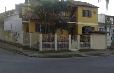 Imagem: A casa possui 3 Dormitórios, 3 Banheiros, 2 Vagas na garagem