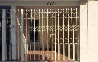 Imagem: A casa possui 2 Dormitórios, 1 Banheiro, 1 Vaga na garagem