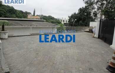 Imagem: A casa possui 4 Dormitórios, 5 Banheiros, 4 Vagas na garagem