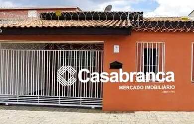 Imagem: A casa possui 2 Dormitórios, 2 Banheiros, 2 Vagas na garagem