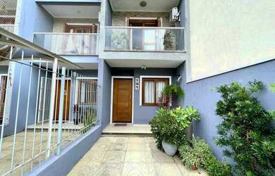 Imagem: A casa possui 2 Dormitórios, 2 Banheiros, 2 Vagas na garagem