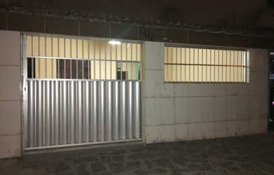 Imagem: A casa possui 2 Dormitórios, 2 Banheiros e 2 Vagas na garagem