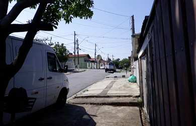 Imagem: A casa possui 3 Dormitórios, 1 Banheiro, 2 Vagas na garagem