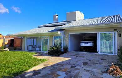 Imagem: A casa possui 4 Dormitórios, 4 Banheiros, 2 Vagas na garagem