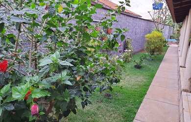 Imagem: A casa possui 3 Dormitórios, 3 Banheiros, 4 Vagas na garagem