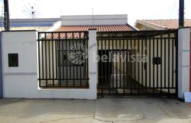 Imagem: A casa possui 3 Dormitórios, 2 Banheiros, 2 Vagas na garagem