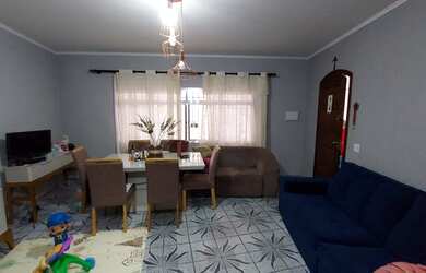 Imagem: A casa possui 4 Dormitórios, 3 Banheiros, 2 Vagas na garagem