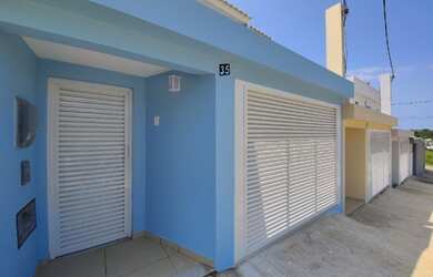 Imagem: A casa possui 3 Dormitórios, 3 Banheiros, 1 Vaga na garagem