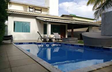 Imagem: A casa em condomínio possui 5 Dormitórios, 5 Banheiros, 300m²