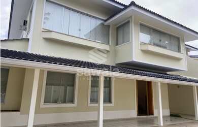 Imagem: A casa em condomínio possui 4 Dormitórios, 5 Banheiros, 3