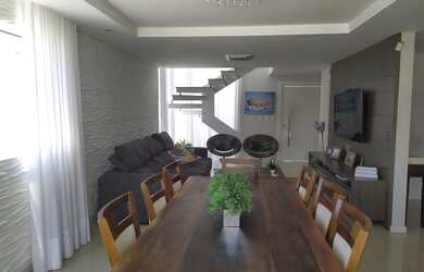 Imagem: A casa possui 3 Dormitórios, 2 Banheiros, 2 Vagas na garagem