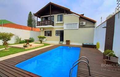 Imagem: A casa possui 4 Dormitórios, 2 Banheiros, 2 Vagas na garagem