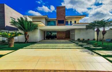 Imagem: A casa possui 5 Dormitórios, 5 Banheiros, 3 Vagas na garagem