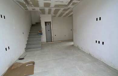 Imagem: A casa possui 2 Dormitórios, 1 Banheiro, 2 Vagas na garagem