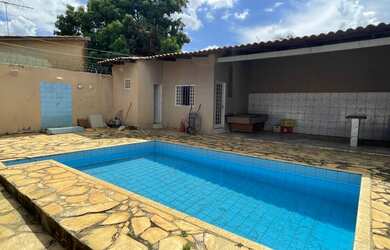 Imagem: A casa possui 3 Dormitórios, 3 Banheiros, 2 Vagas na garagem