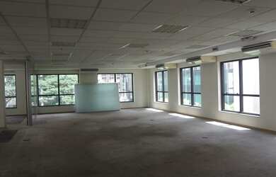 Imagem: O depósito possui 5 Vagas na garagem, 227m² de Área e está