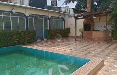 Imagem: A casa possui 3 Dormitórios, 2 Banheiros, 2 Vagas na garagem