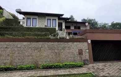 Imagem: A casa em condomínio possui 4 Dormitórios, 2 Banheiros, 2