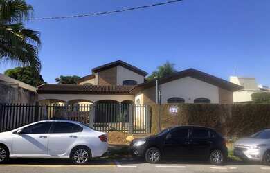 Imagem: A casa possui 5 Dormitórios, 3 Banheiros, 5 Vagas na garagem