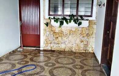 Imagem: A casa possui 3 Dormitórios, 1 Banheiro, 2 Vagas na garagem