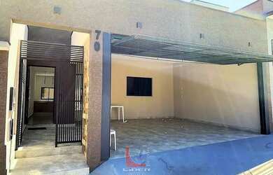 Imagem: A casa possui 3 Dormitórios, 2 Banheiros, 2 Vagas na garagem