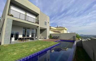 Imagem: A casa em condomínio possui 4 Dormitórios, 5 Banheiros, 5