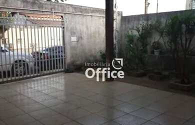 Imagem: A casa possui 2 Dormitórios, 1 Banheiro, 3 Vagas na garagem