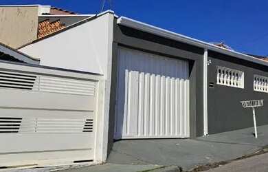 Imagem: A casa possui 2 Dormitórios, 2 Banheiros, 2 Vagas na garagem